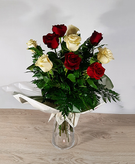 Ramo de 10 rosas rojas y blancas en jarrón de cristal envueltas