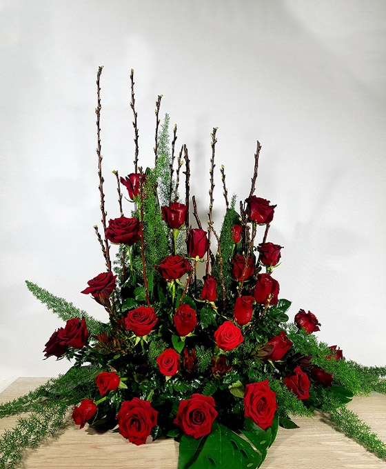Centro de flores para difuntos de rosas rojas y verdes variados