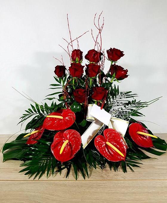 Centro de flores para difuntos con anthurium y rosas rojas