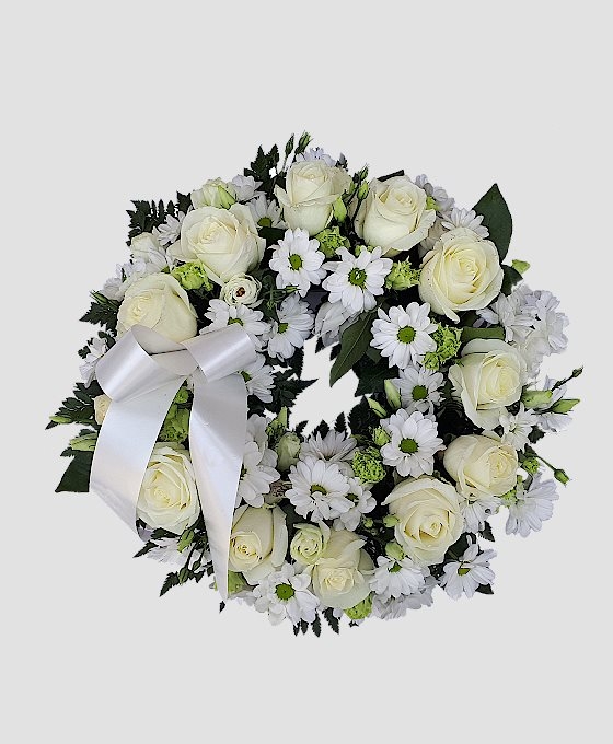 Corona pequeña de flores funerarias blancas