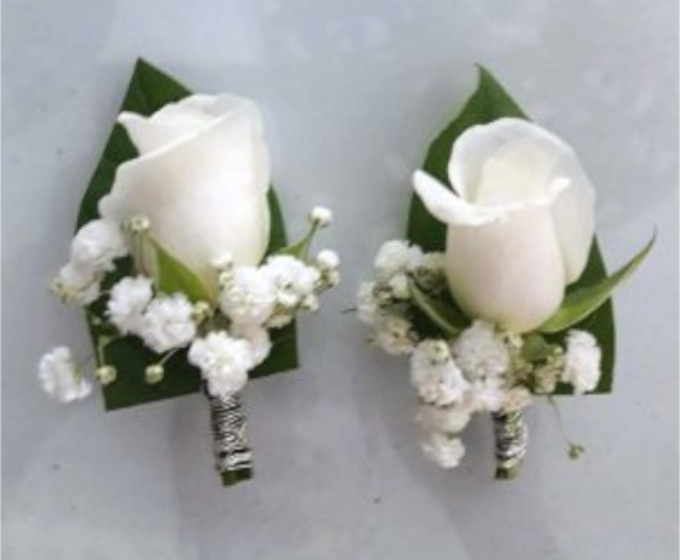 Dos ramos de una rosa y lirios del valle blancos para boda