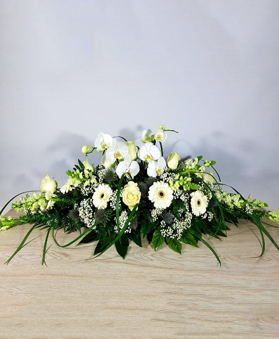 Palma de flores para difuntos sencilla con flores funerarias blancas