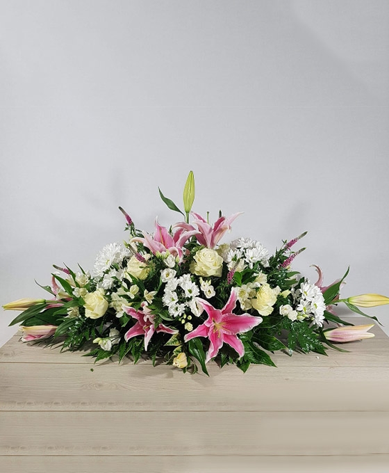 Palma floral funeraria alta pureza con rosas y margaritas blancas y liliums rosas