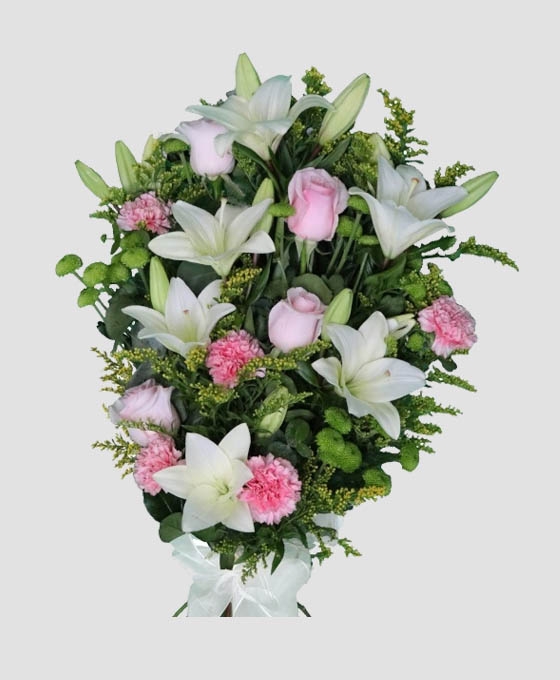 Ramo de flores funerarias blancas, y rosas