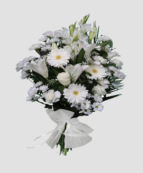 Ramo de flores como claveles, gerberas, rosas, y liliums blancas para difuntos