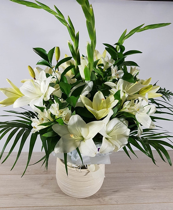 Ramo de flores blanco de liliums, gladiolos y alstroemerias