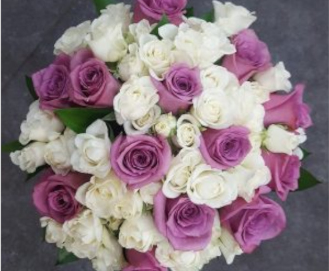 Boquet de rosas rosadas y blancas con hojas verdes