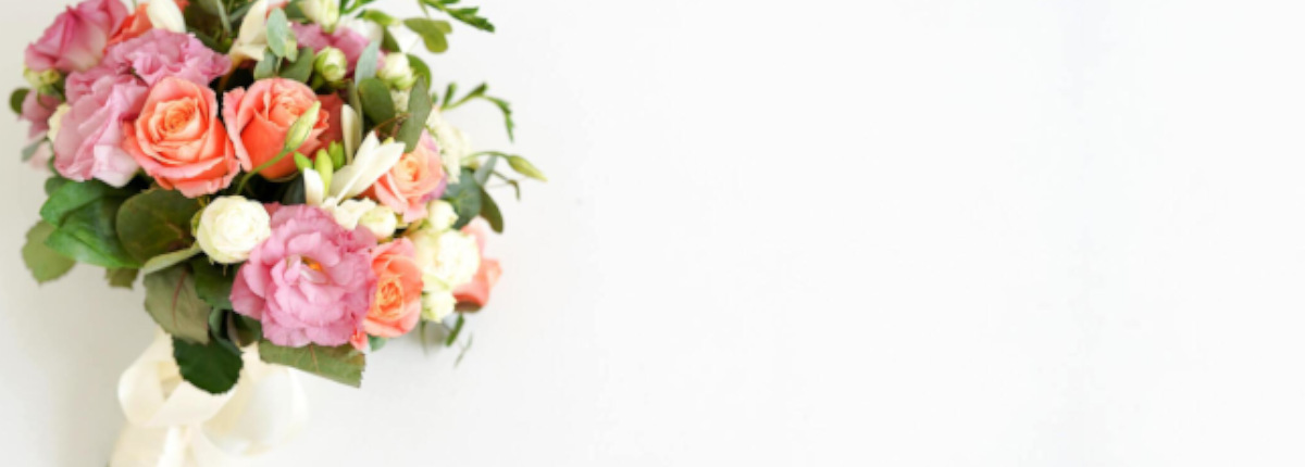 Ramo de rosas blancas y naranjas, peonías rosas para decorar en bodas